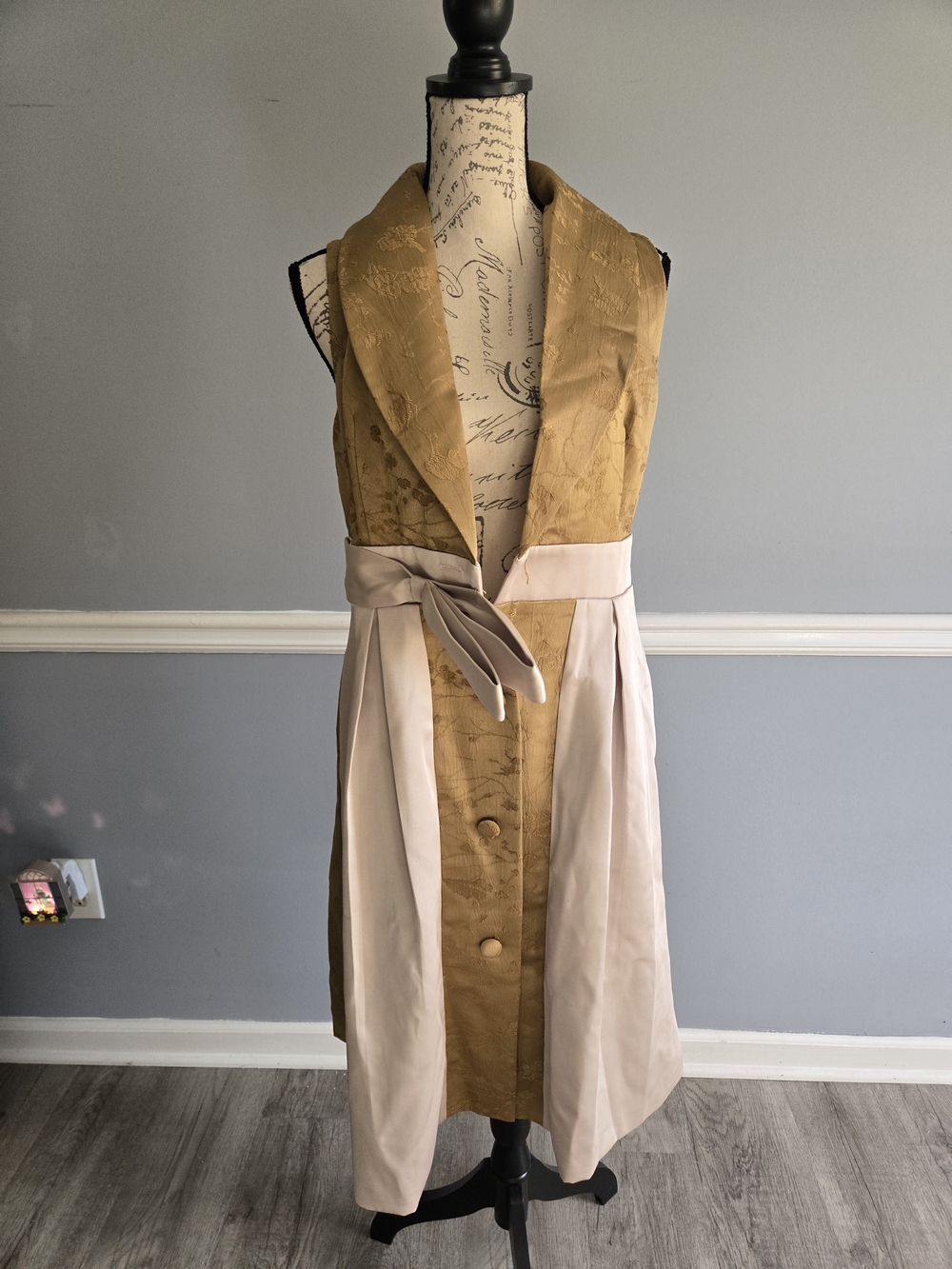 Sleeveless Gold and Cream V-Neck Wrap Dress - Picture 2 of 9